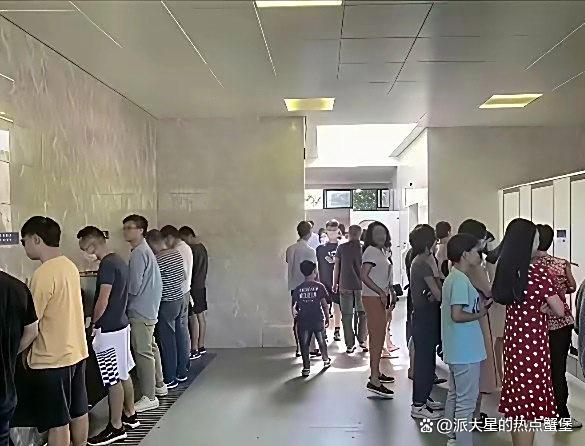 国庆返程高峰服务区饱和女厕排长队 文明出行的生动写照