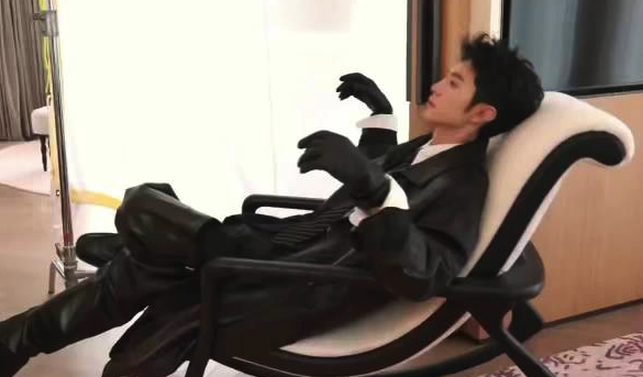 陈哲远油条进嘴露出来自心底的笑 网友：可爱到犯规！