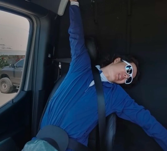 王一博伸懒腰伸到车顶 被辱弄“车顶承受了不该承受的压力”