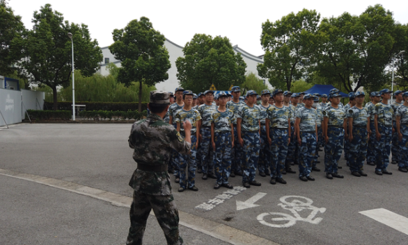 外卖小哥在上海交大带新生军训，送餐路收到录取通知书