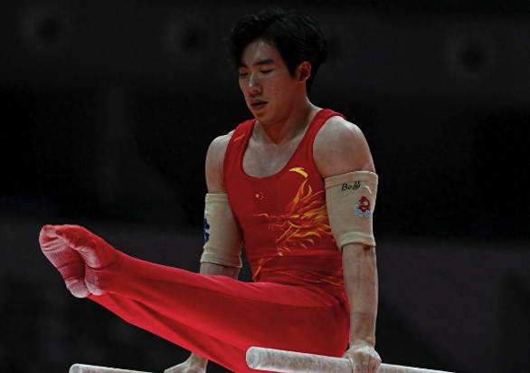 發(fā)生了什么？世錦賽張博恒大空翻意外掉杠 遺憾無緣單杠決賽