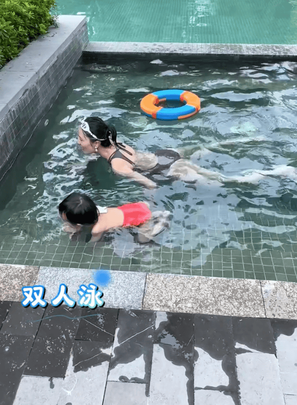 海哈金喜替李亚鹏尽孝，带80岁婆婆度假，婆媳俩喝酒吃串玩尽兴