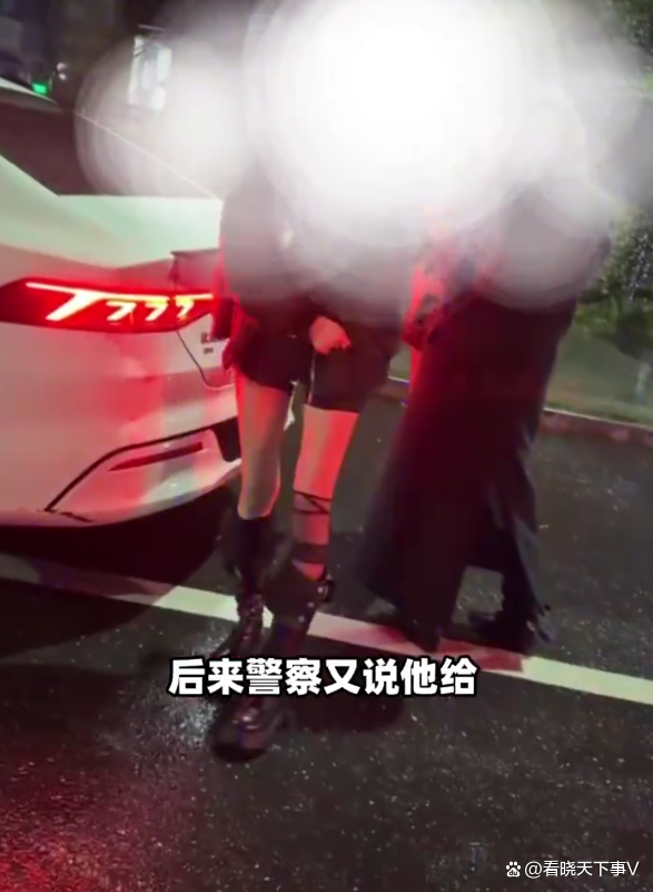 女子吐車上拒付洗車費(fèi)稱有4.5萬粉絲 醉酒鬧劇引發(fā)爭議