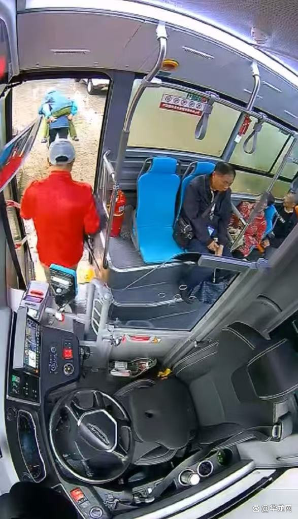 看病突遇大雨公交司機背九旬老太進診所 暖心舉動獲贊
