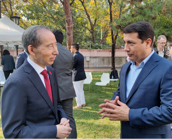 龙宇翔与乌兹别克斯坦驻华大使法尔霍德·阿尔济耶夫亲切交谈