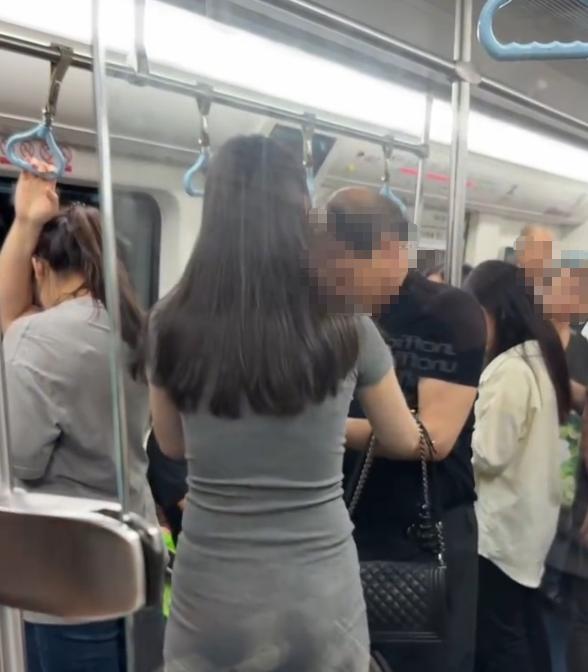 男子在地铁上偷拍被女子当场掌掴