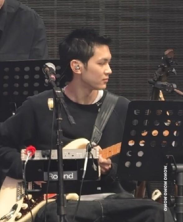 张智霖回应儿子担任演唱会吉他手 专业水准赢得位置