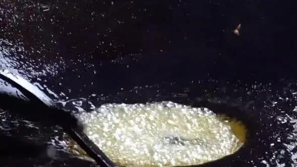武汉几十年面窝小店，加葱加姜油炸的面窝，只有武汉当地才有得吃