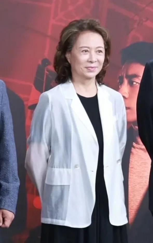64岁刘佳素颜站台,冯却夸她美,岁月为何如此偏爱她?_新闻看看
