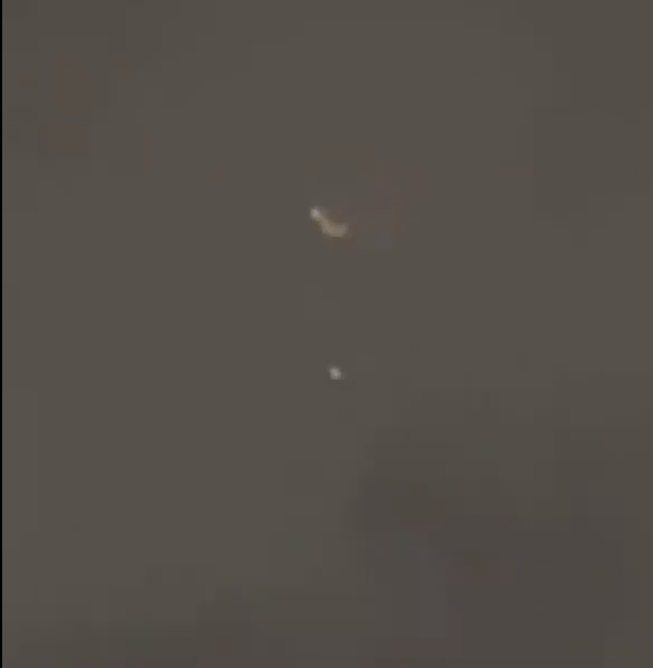 深圳夜空现不明发光飞行物 共有三个大小不一 突然就消失了