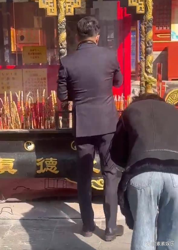 43岁汪小菲将儿女接回北京后，被偶遇到火神庙还愿，身形看起来胖了不少 低调还愿引关注