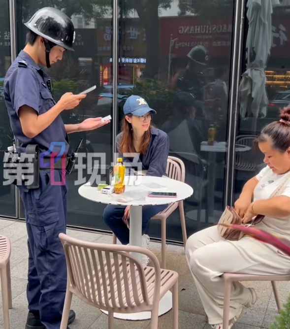 女子在水貝撿十幾條黃金首飾 拾金不昧暖人心