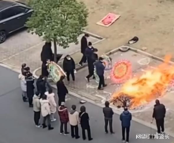 上海一小区有人在车位烧祭品 办完白事点火烧花圈