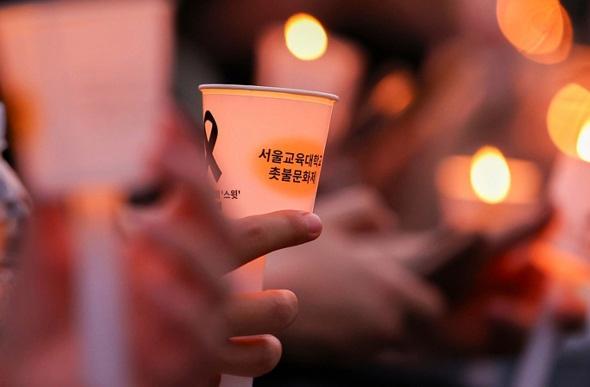 24岁小学教师自杀，韩数万教师集会抗议家长“霸凌”