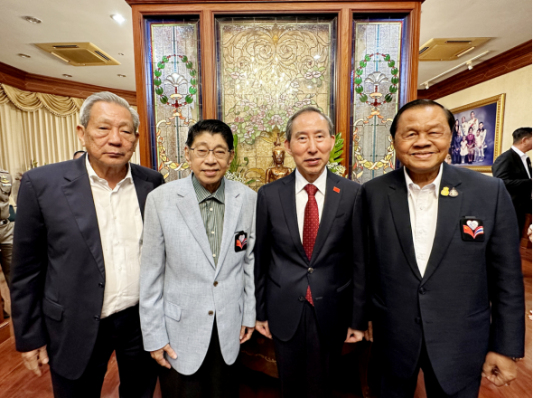 龙宇翔（右二）与泰国副总理威沙努（左二）、泰国前副总理披尼·扎䘵颂巴（左一）、泰国威七雅乐上将（右一）合影