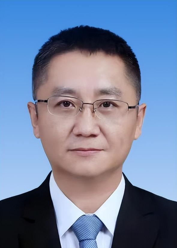 1996年自浙江大学毕业后进入齐鲁石化公司工作,2006年到海南省洋浦