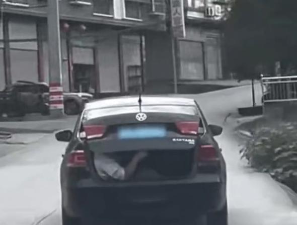 男子讓朋友坐后備箱被罰款