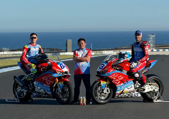 张雪还在用2000多块钱的坏手机 执着追梦者