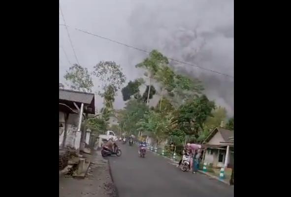 印尼火山剧烈喷发已致13死41伤 视频画面曝光