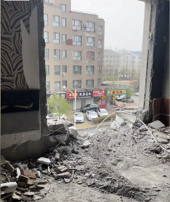承重墙被砸坏或赔上亿  不是小数目该怎么解决？