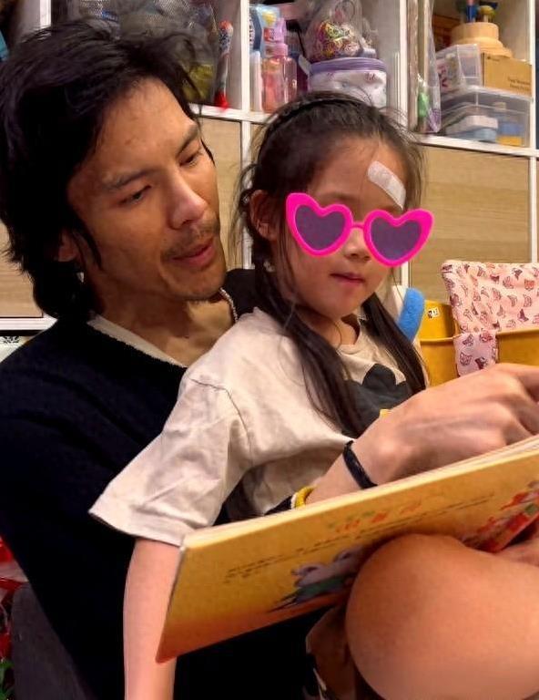 向佐推掉综艺陪娃，郭碧婷准点接送，豪门生活却接地气？