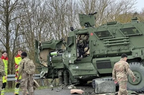 美军装甲车在德国公路相撞 前脸严重变形 7人受伤