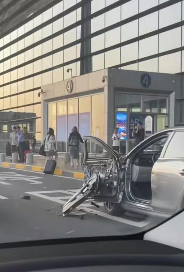 天津機場發(fā)生兩車相撞事故