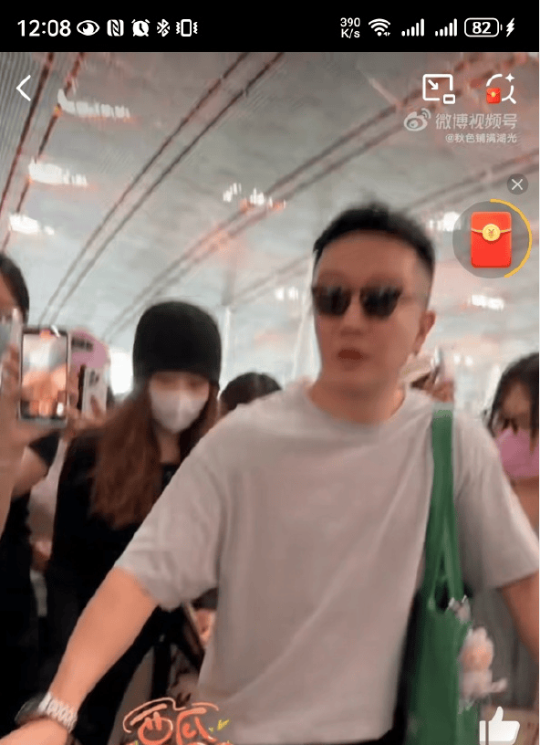路人把李兰迪经纪人当成明星