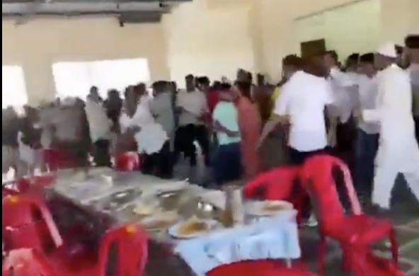 印度宾客为抢鸡腿肉把婚礼现场砸了 争抢美食引发冲突
