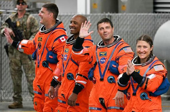 美国绕月飞船刚上天马桶就坏了 深空试飞遇小故障