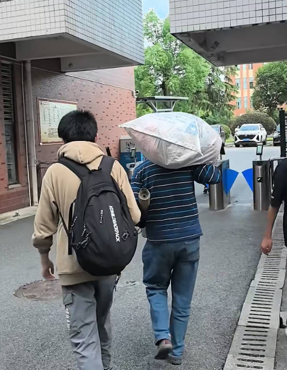 带8个鸡蛋接考的父亲婉拒捐助 朴实父爱感动全网