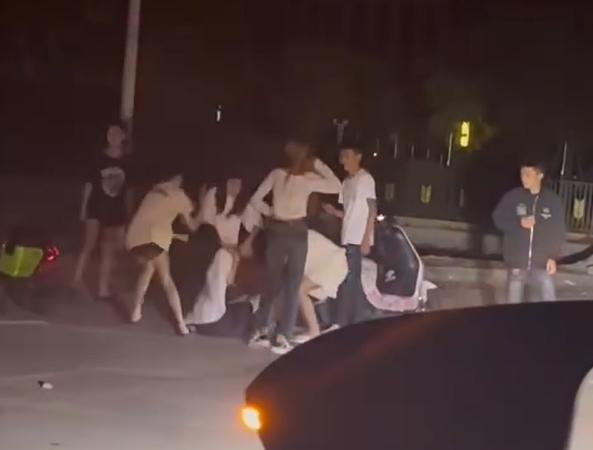 福州一女性当街遭围殴，其中有人穿的是校服裤子 当地警方：已介入！