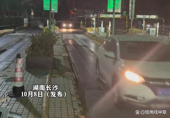 收费员挥手挥出火星子大喊快走 帮车主省钱