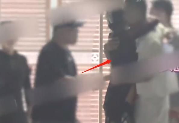 王晓晨深夜醉酒被拍 连狗仔都佩服王晓晨的 " 豪气 "