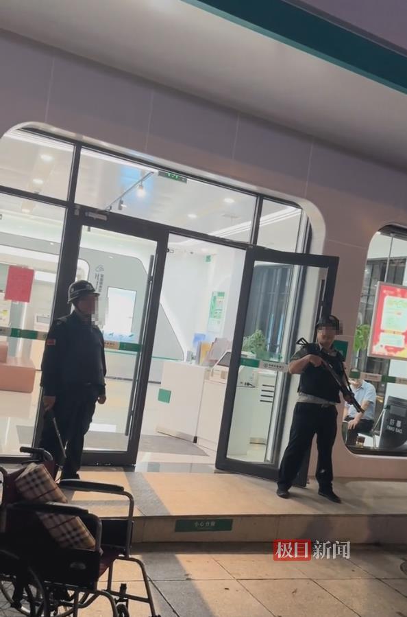 曝病重老人被要求親自取錢在銀行去世 家屬痛訴銀行冷漠