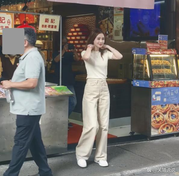 Angelababy澳门街头被偶遇 甜美互动粉丝