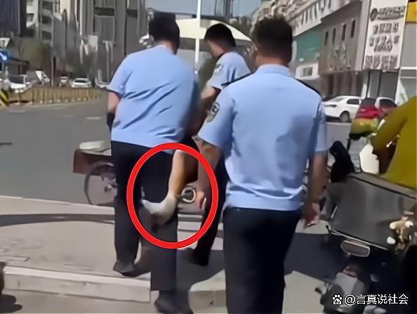 女子違停被貼罰單后爬上警車引擎蓋 網(wǎng)紅失控全網(wǎng)關(guān)注