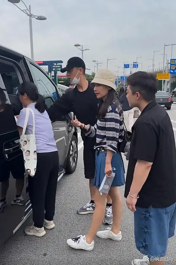 韩国偶遇任重孙骁骁一家 温馨度假画面曝光