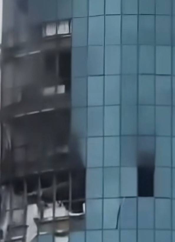 俄车臣首府遭袭 高楼被无人机炸大洞 冲突升级标志