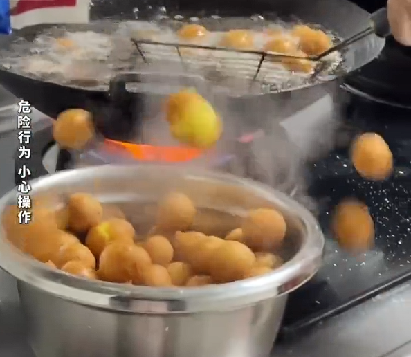 一入锅就炸了,小心这些美味秒变油锅“炸弹”!
