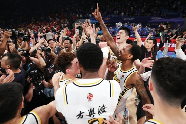 这一刻我等了20年！我们赢了：CBA新王加冕