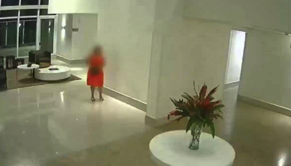 巴西一公寓楼大堂吊灯突然坠落 险些砸中大堂内一女子