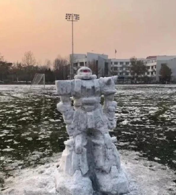 清华学霸打雪仗还是太雅了 堆雪人比赛展现创意