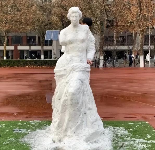 清华学霸打雪仗还是太雅了 堆雪人比赛展现创意