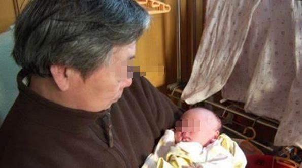 30岁男子发现56岁老妈生二胎 独子喜当哥百感交集