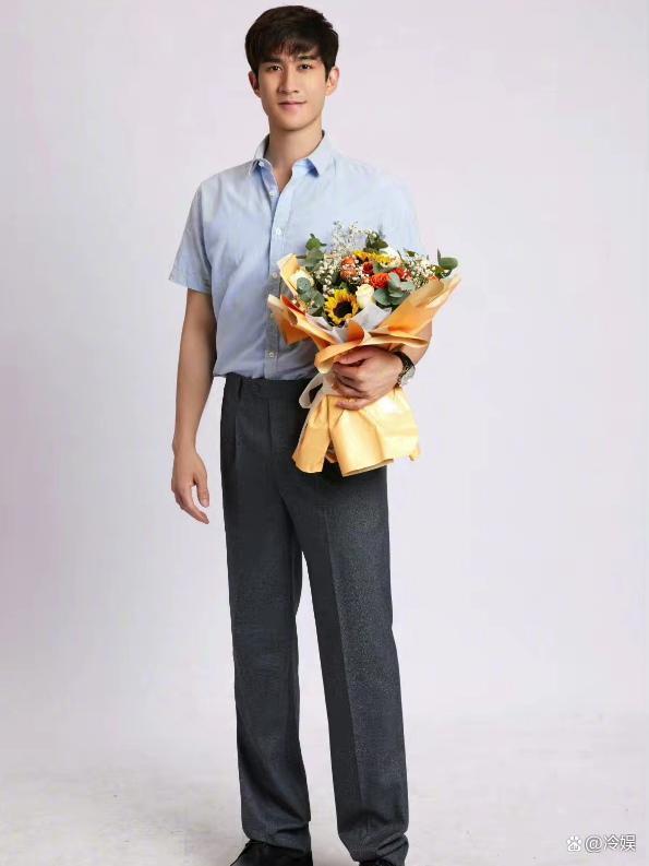 演员李治廷被发现手戴婚戒后，坦然自曝已婚