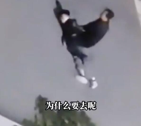 学生点外卖被校务人员按倒在地 在严格的校规也要考虑学生的自尊