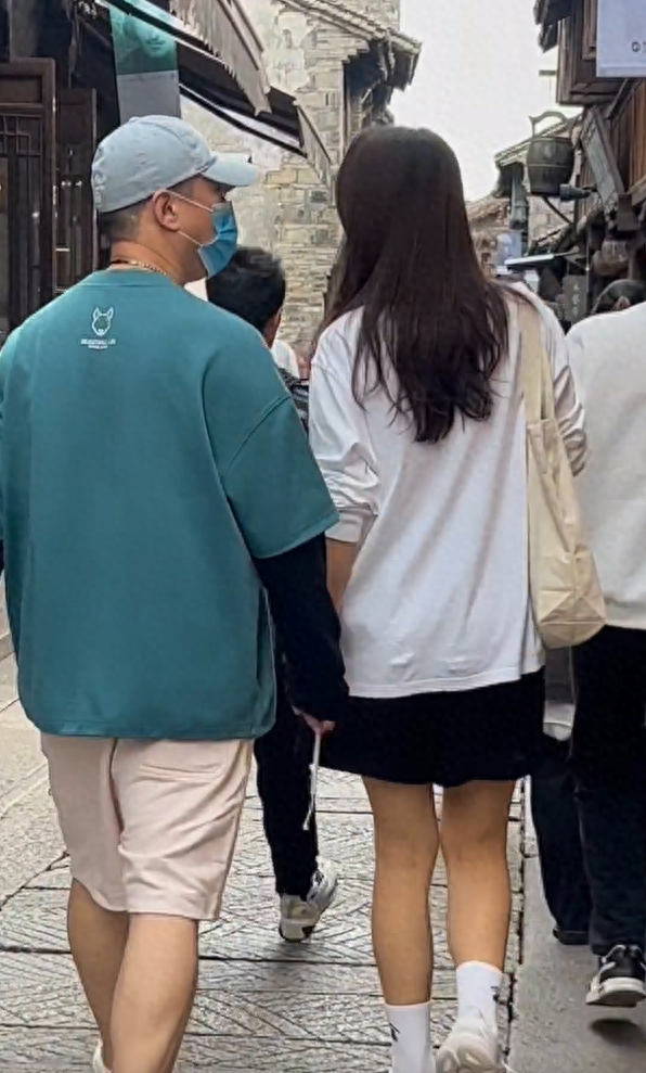 孙红雷夫妇牵手游乌镇被网友偶遇 穿着低调朴素气场超强