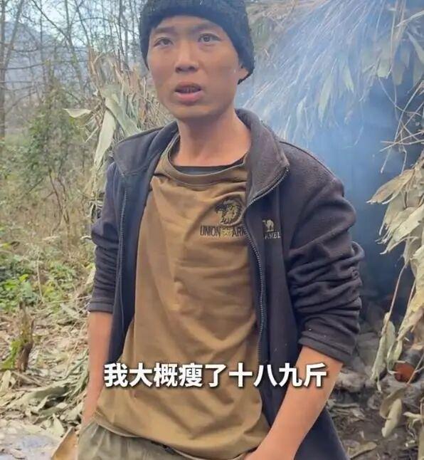荒野求生选手退赛后猛吃泡面 赞不绝口
