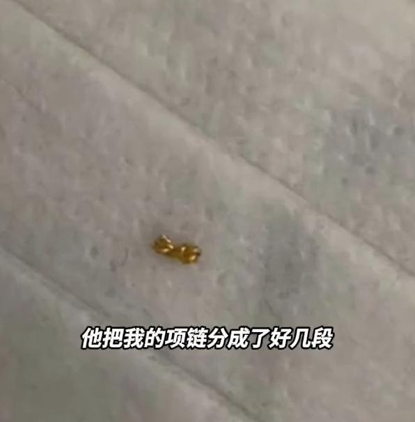 男孩將媽媽結婚的金項鏈分段送給同學 貴重物品需妥善保管